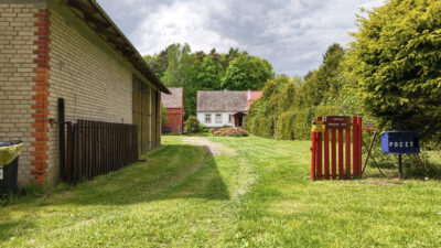 Siedlisko 1,10 ha przy lesie – dom i zabudowania