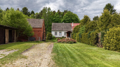 Siedlisko 1,10 ha przy lesie – dom i zabudowania
