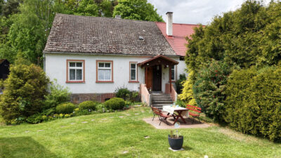 Siedlisko 1,10 ha przy lesie – dom i zabudowania