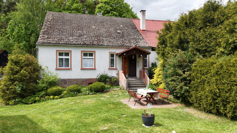 Siedlisko 1,10 ha przy lesie – dom i zabudowania