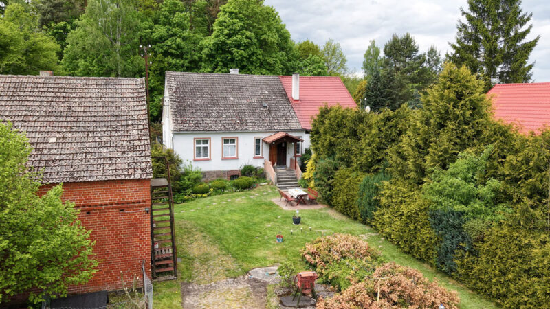 Siedlisko 1,10 ha przy lesie – dom i zabudowania