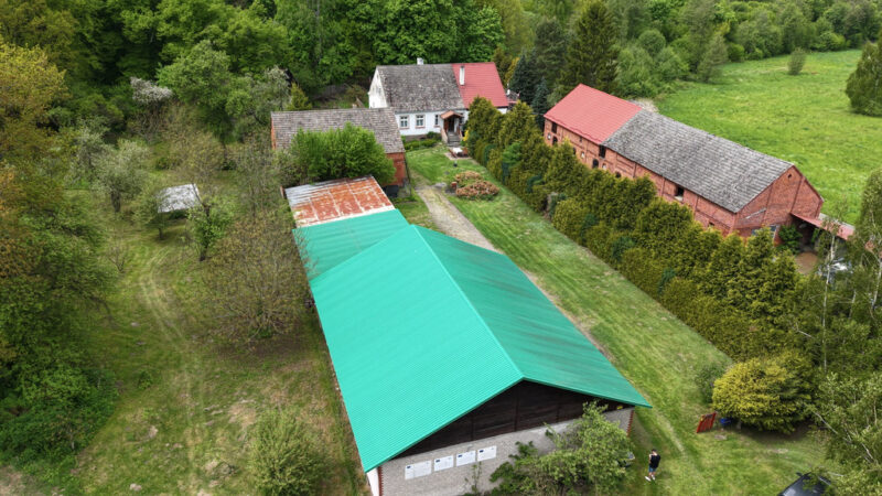 Siedlisko 1,10 ha przy lesie – dom i zabudowania