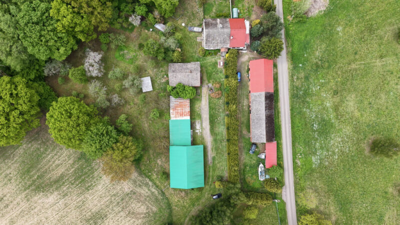 Siedlisko 1,10 ha przy lesie – dom i zabudowania