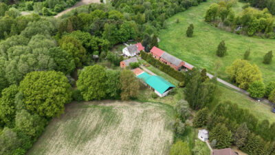 Siedlisko 1,10 ha przy lesie – dom i zabudowania