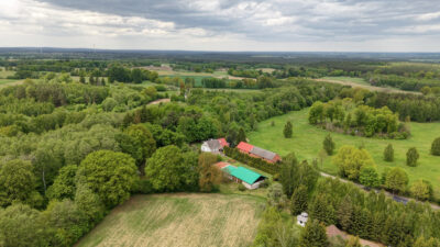 Siedlisko 1,10 ha przy lesie – dom i zabudowania