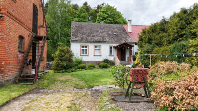 Siedlisko 1,10 ha przy lesie – dom i zabudowania