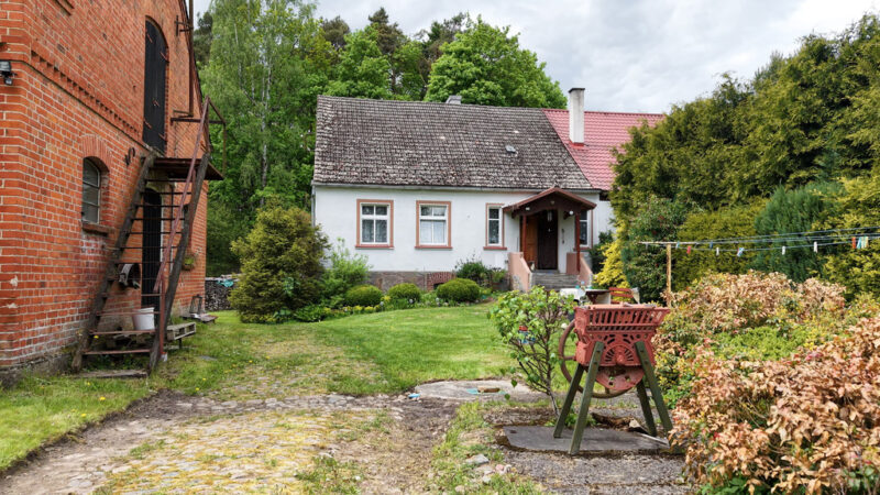 Siedlisko 1,10 ha przy lesie – dom i zabudowania