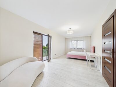 Piękny dom przy ścianie lasu w Czepinie