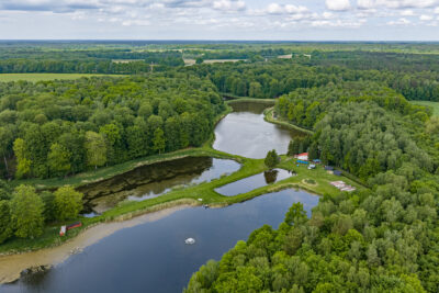 Prywatny kompleks wodny w środku lasu