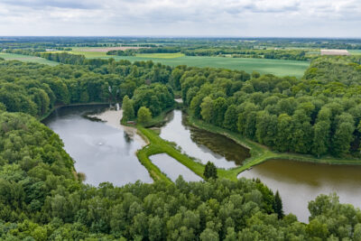 Prywatny kompleks wodny w środku lasu