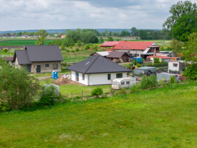 Działka z rozpoczętą budową domu wolnostojącego