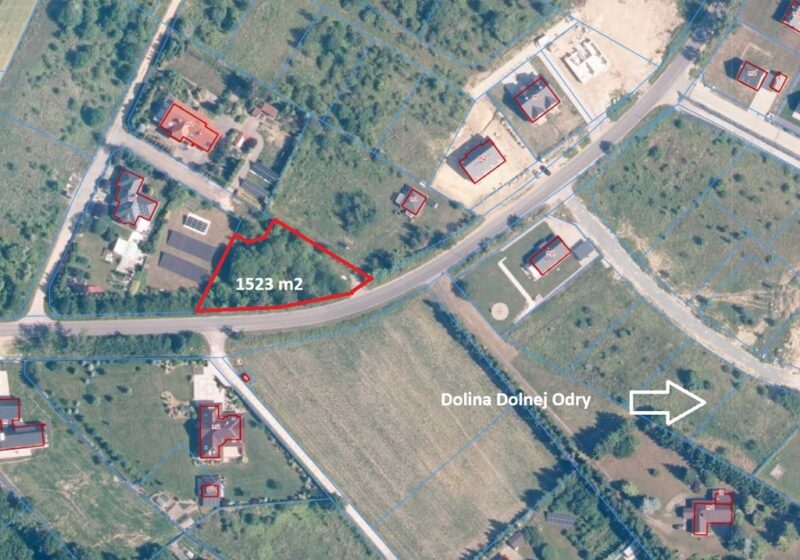 Działka budowlana z możliwością 2 wjazdów.