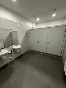 Lokal z witrynami w stylu loftowym na prawobrzeżu