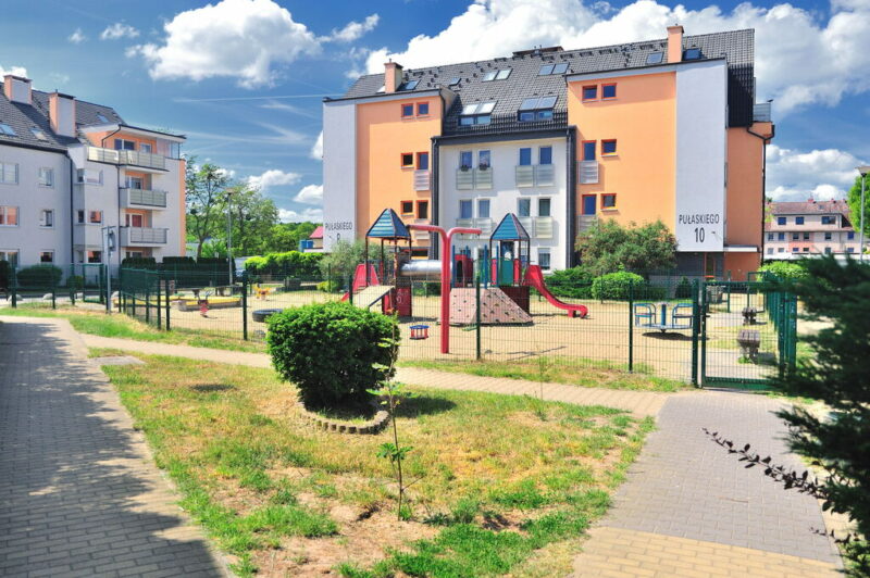 Jasne 2 pokojowe, balkonem i piwnicą | Police