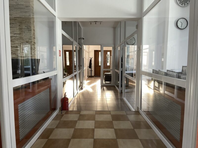 Gotowy budynek biurowo-magazynowy blisko centrum