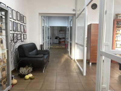 Gotowy budynek biurowo-magazynowy blisko centrum