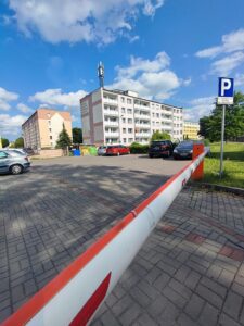 2 pokoje na Hallera, parking za szlabanem
