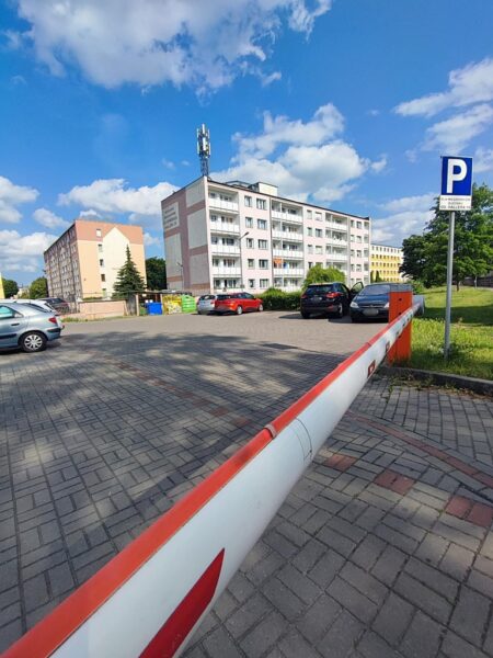 2 pokoje na Hallera, parking za szlabanem