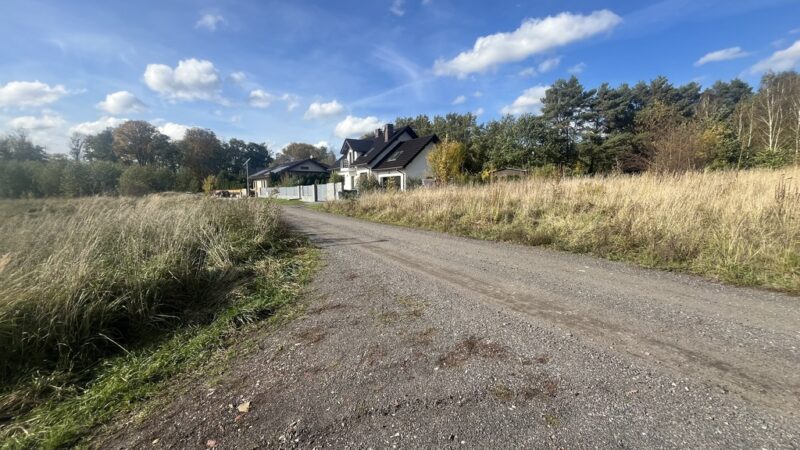 Atrakcyjna działka w Dobrej 909m2 z mediami.