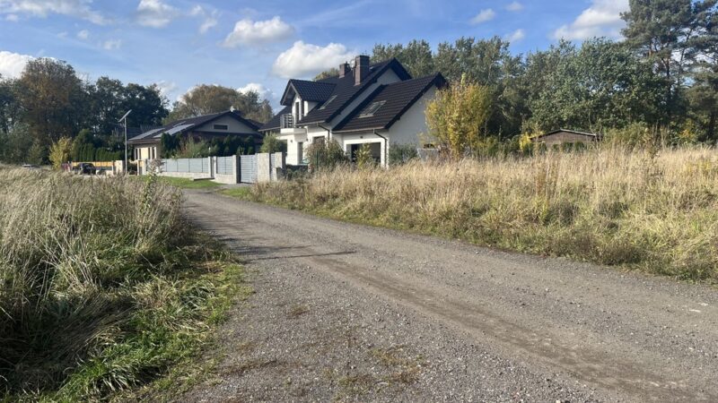 Atrakcyjna działka w Dobrej 909m2 z mediami.