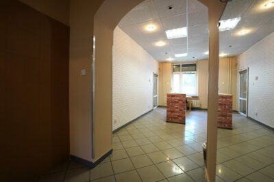 LOKAL BIUROWO-USŁUGOWY Z WITRYNĄ, PARTER