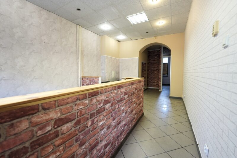 LOKAL BIUROWO-USŁUGOWY Z WITRYNĄ, PARTER