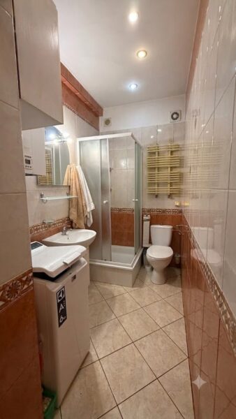 Parter z witryną i wejściem od ulicy! Lokal 71,5 m² (status mieszkalny