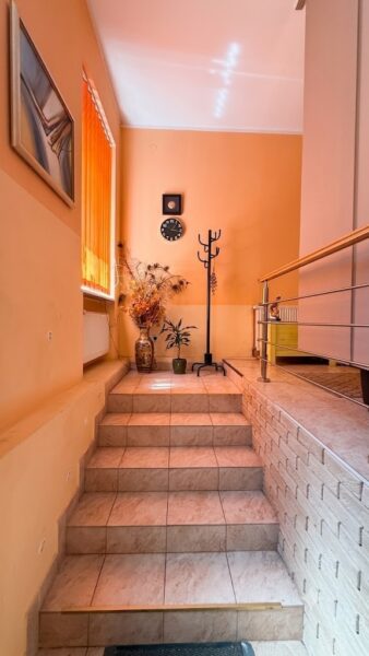 Parter z witryną i wejściem od ulicy! Lokal 71,5 m² (status mieszkalny