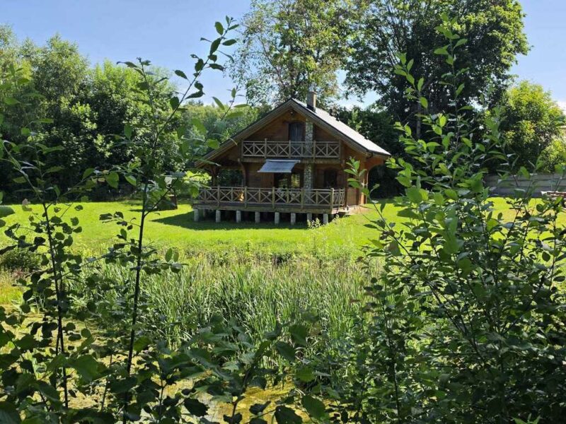 Siedlisko z domem z bali i własnym stawem