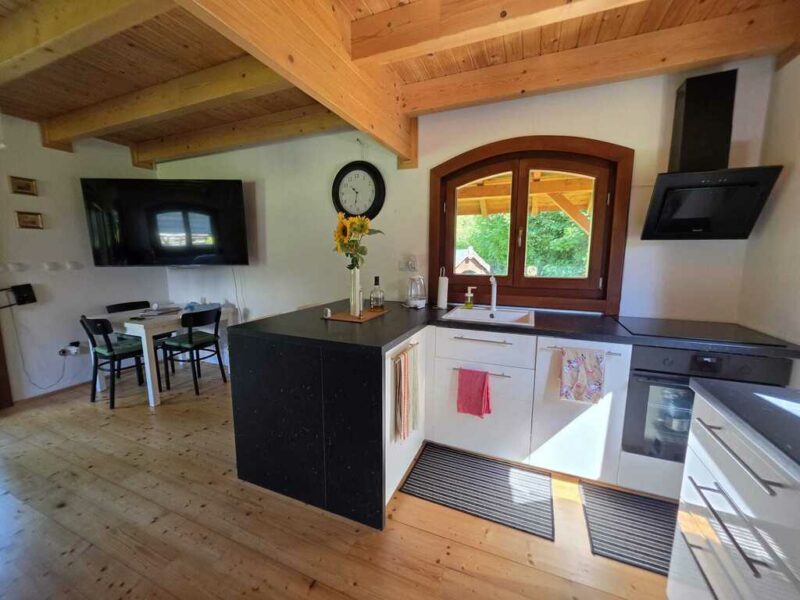 Siedlisko z domem z bali i własnym stawem