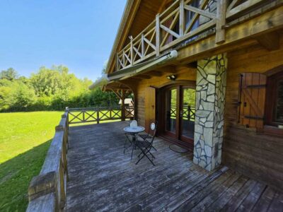 Siedlisko z domem z bali i własnym stawem
