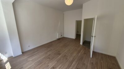 Kawalerka przy ul. Piekary – jasna i wysoka
