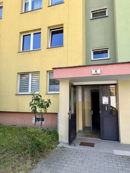 3 pokoje z dużym balkonem na I piętrze