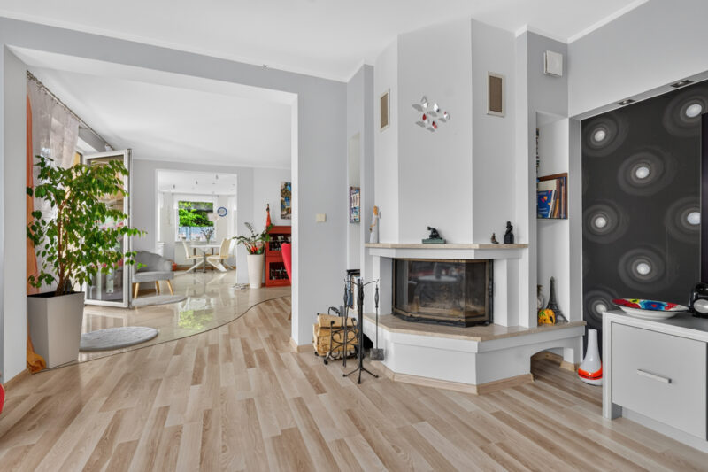 Mierzyn dom wolnostojący 285 m2 na działce 680 m2.