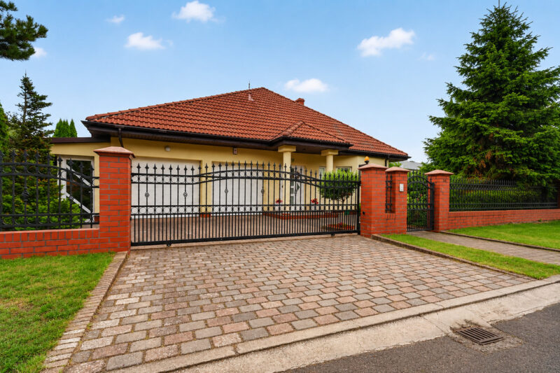 Mierzyn dom wolnostojący 285 m2 na działce 680 m2.