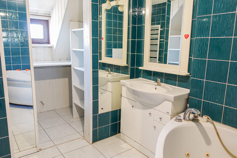 Pół bliźniaka, 2 garaże, basen, działka 613 m2,