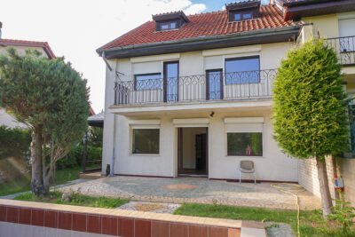 Pół bliźniaka, 2 garaże, basen, działka 613 m2,