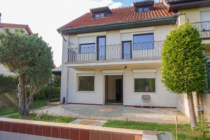 Pół bliźniaka, 2 garaże, basen, działka 613 m2,
