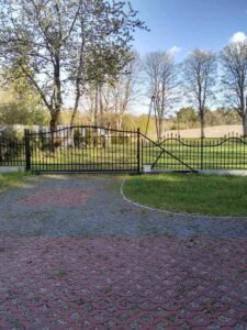 Siedlisko z domem z bali i własnym stawem