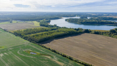 Własna linia brzegowa. Prywatny las. Jezioro.