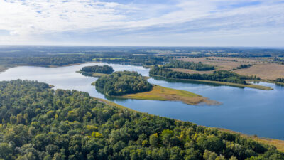 Własna linia brzegowa. Prywatny las. Jezioro.