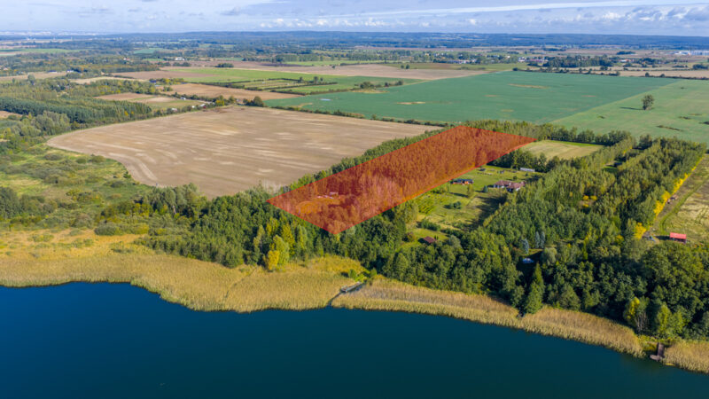 Własna linia brzegowa. Prywatny las. Jezioro.