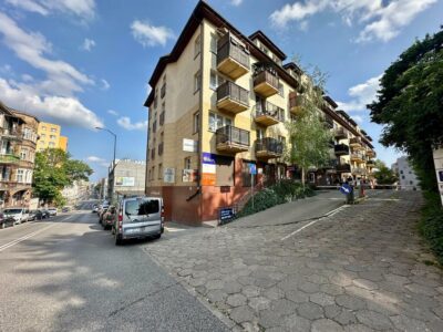 Klimatyczna kawalerka z balkonem w budynku z 2000r