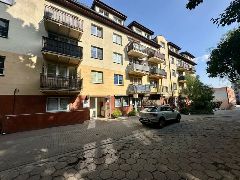 Klimatyczna kawalerka z balkonem w budynku z 2000r