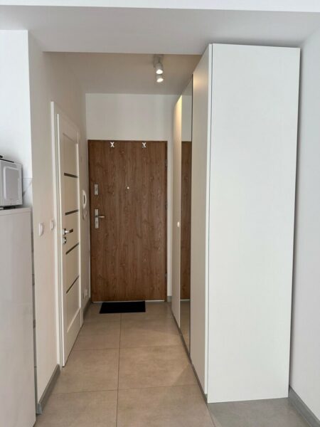 Klimatyczna kawalerka z balkonem w budynku z 2000r