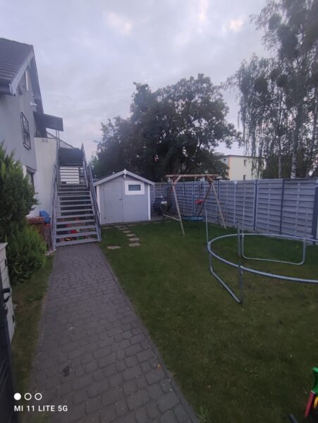 Góra domu z ogrodem