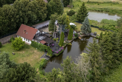 Nietuzinkowa posiadłość ze stawem