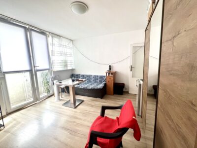 Przytulna kawalerka z samodzielną kuchnią