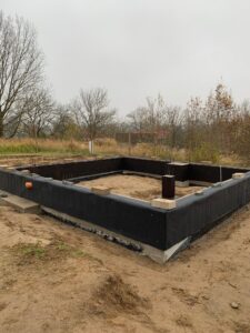 Atrakcyjna działka w Ińsku .Rozpoczętą budową Domu