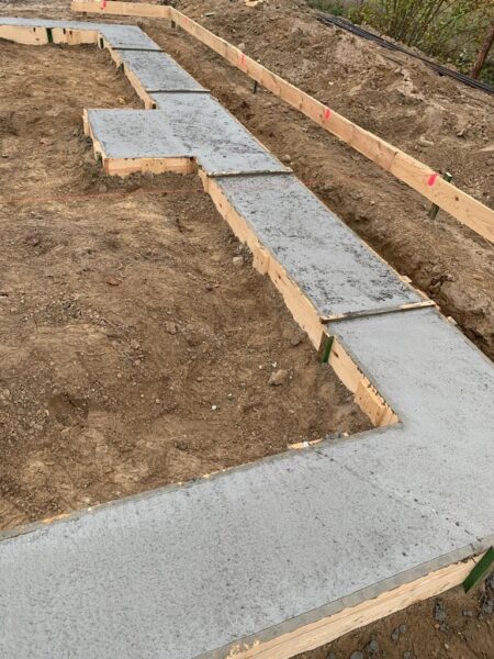 Atrakcyjna działka w Ińsku .Rozpoczętą budową Domu